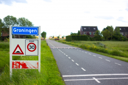 Verkeersbord Groningen.weiland.huizen.iStock-1162336578